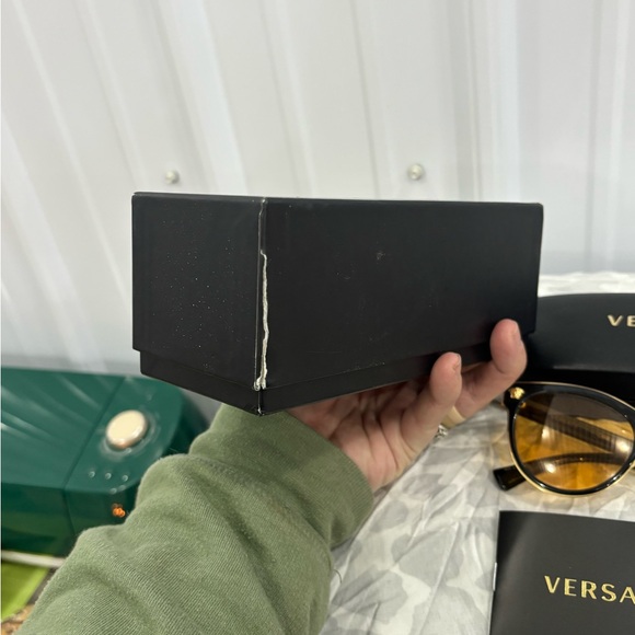 Versace sunglasseses with glasses case, and box - Picture 9 of 9